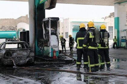 Swift Response Averts Disaster as Vehicle Fire Spreads at Samail Fuel Station
